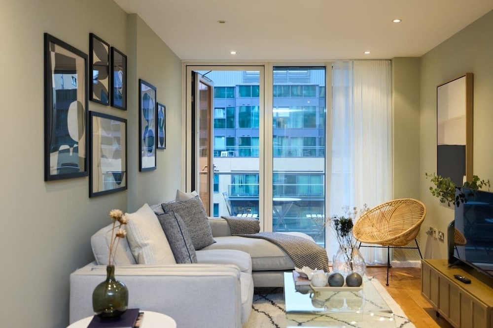 The Millharbour Retreat - Elegant 1bdr Flat With Balconies