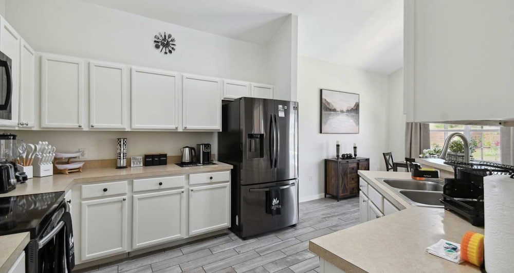 Large 6BR Family Home w Pool Hot Tub Games Room