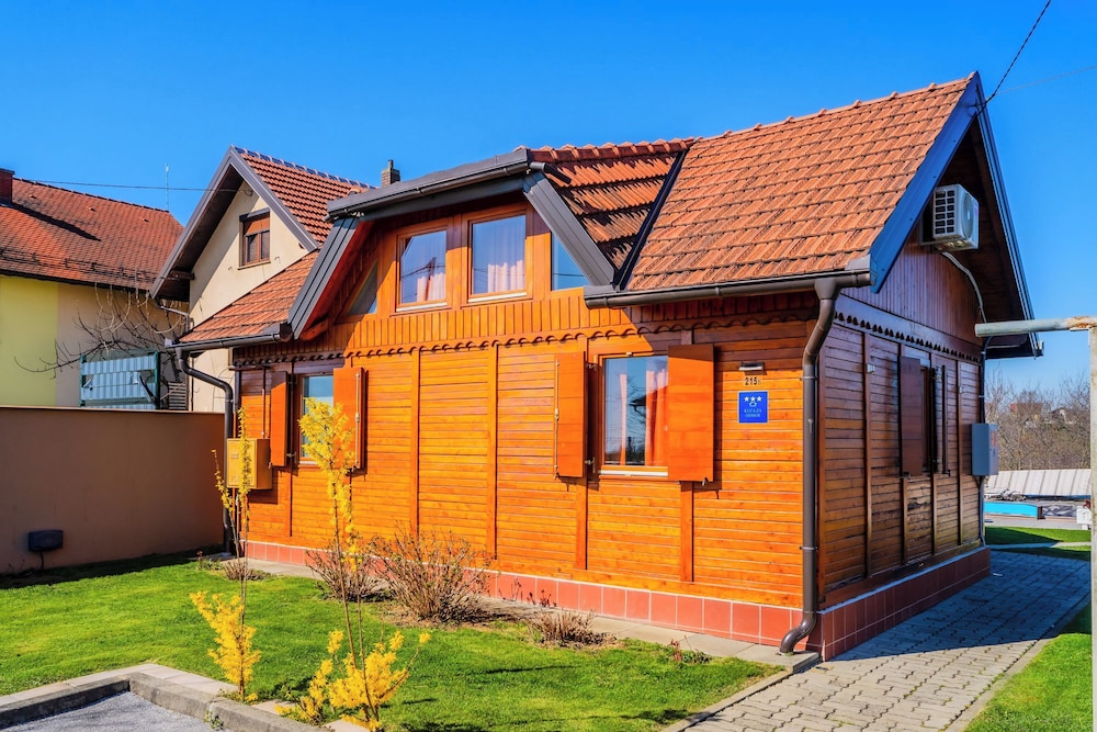 Timber Cottage With Pool