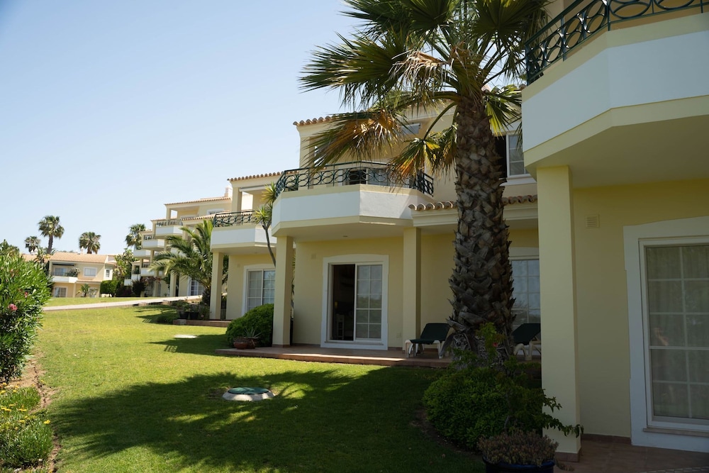 49 Presa da Moura Superbly 2 Bed Townhouse Clos