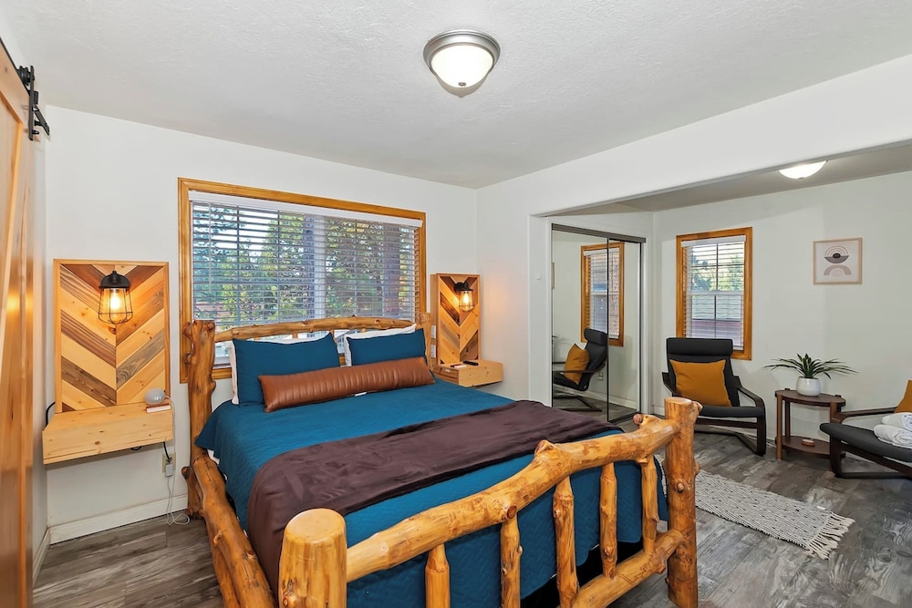 Bear Cub Cottage with HotTub & Firepit