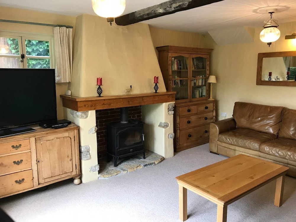 Idyllic Riverside Cottage in Dorset view 4
