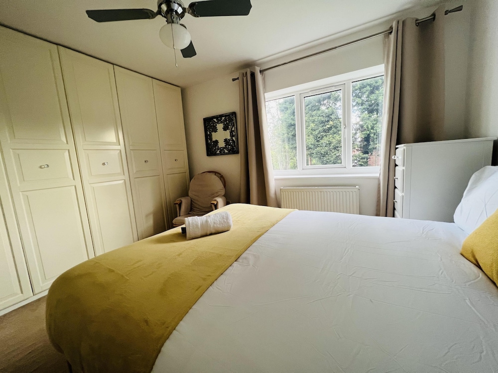 Charming 3-bed House in Levenshulme, Manchester view 2