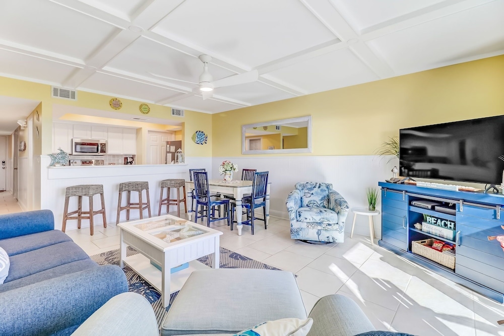 Ketch Courtyard 405 2 Bedroom Condo