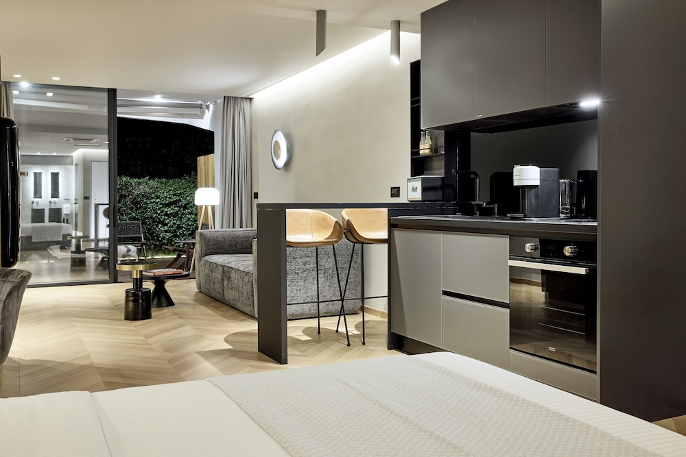 Cama Luxury Suites Kavouri