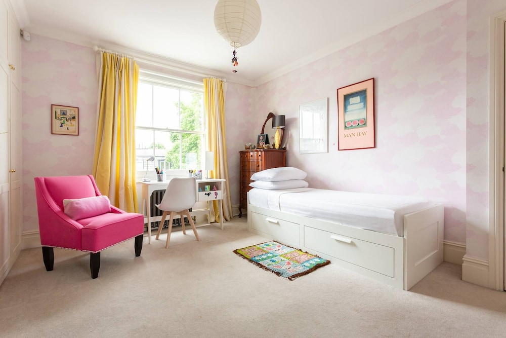 Warwick Gardens II by Onefinestay