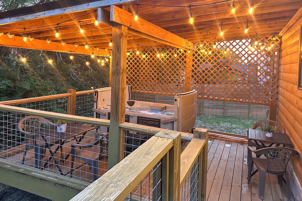 1 Mi to Douglas Lake: Blissful Escape w/ Hot Tub!