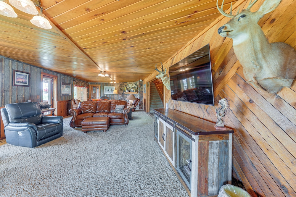 Stunning Mountain Views: Spacious Cabin in Dubois!