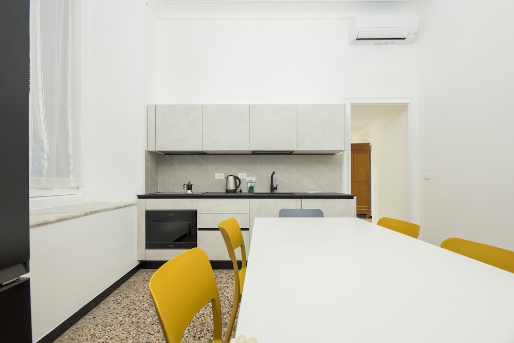 Airy 5BR Flat with Balcony - Old Town