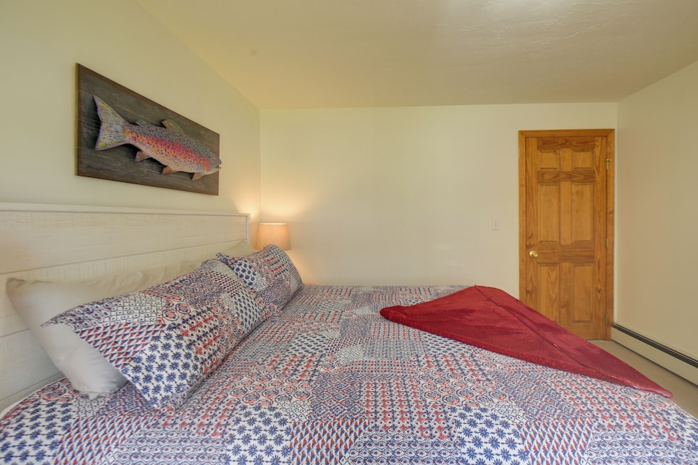 Walk to Lake Winnisquam Access: Cozy Retreat