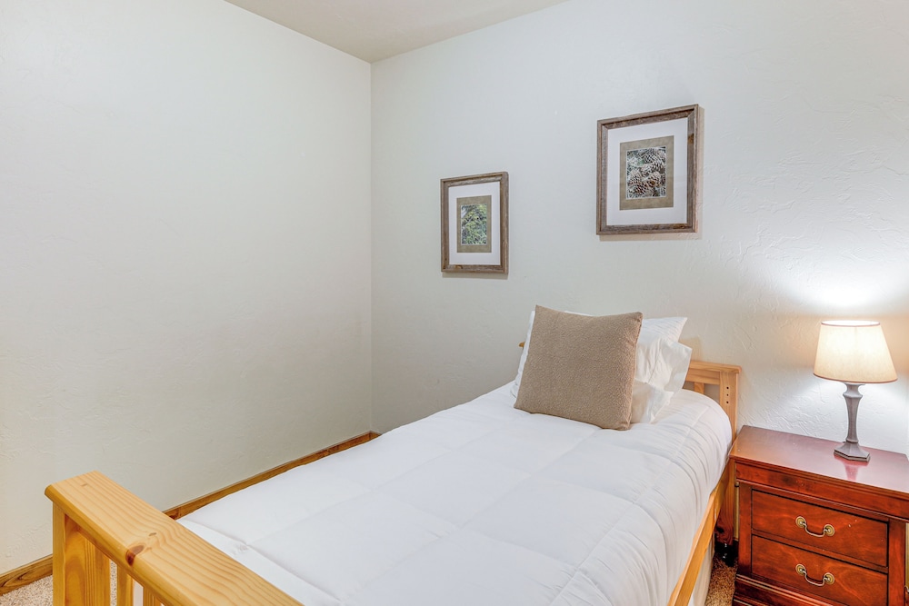 1 Mi to Ponderosa State Park: Condo w/ Pool Access