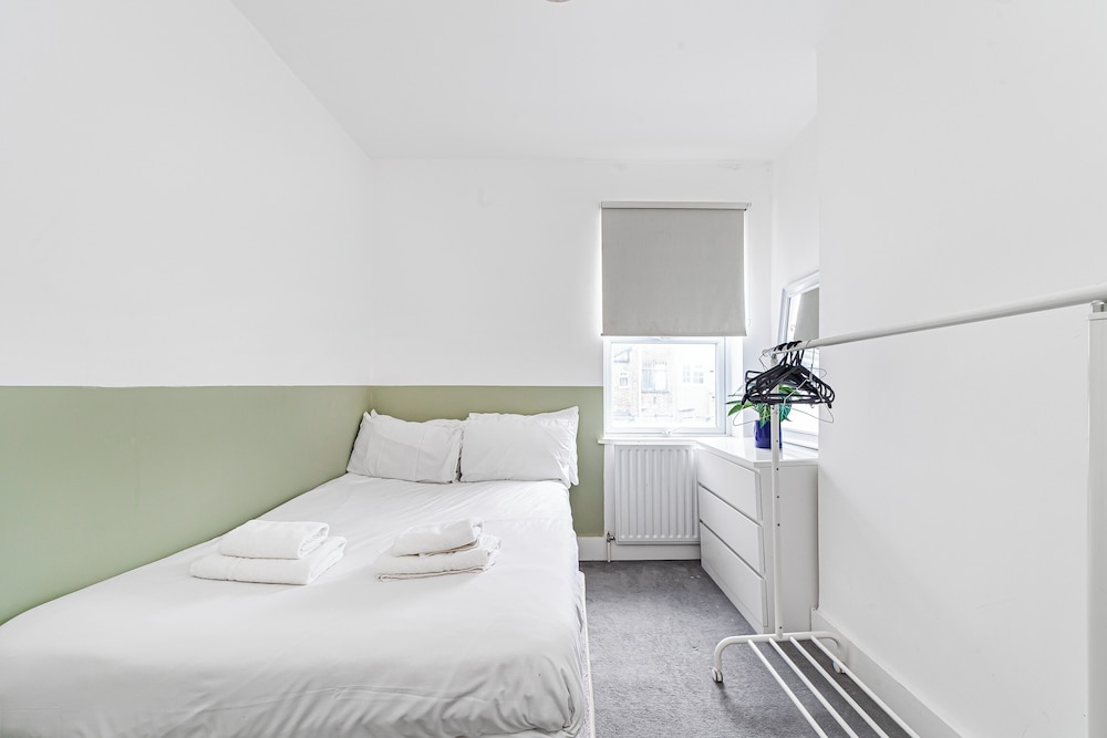 Spacious & Chic 3bed House in London