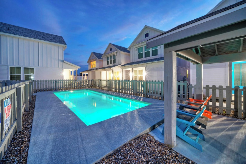 Sleeps 20 2 Homes in Mercer Village w/ Pool Heart of Old Town, Walkable