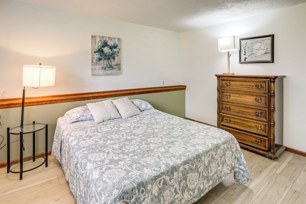 Spacious Rock Springs Stay Near Shops & Dining!