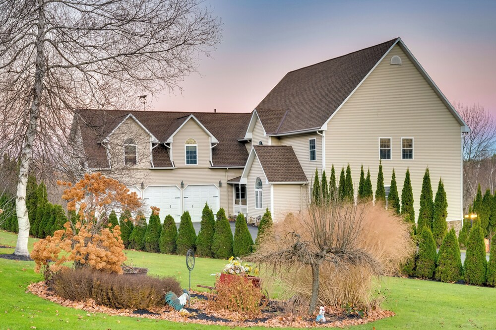 Couple's Retreat w/ Lake View in Newport!
