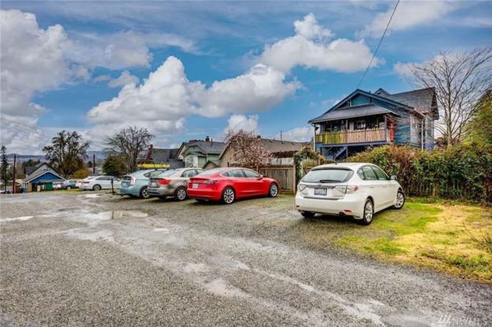 Upstairs at Thevictorian - Lush Walkable and Dog-friendly Retreat - Steps From Downtown Bellingham