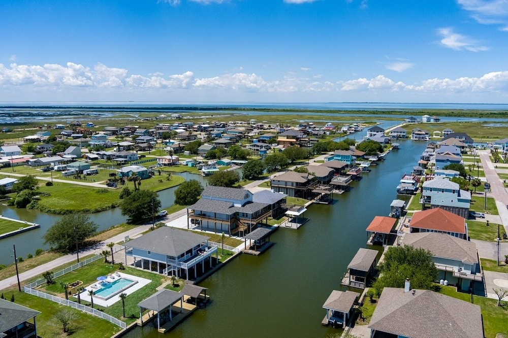Bolivar Slam 3 Bedroom Home by RedAwning