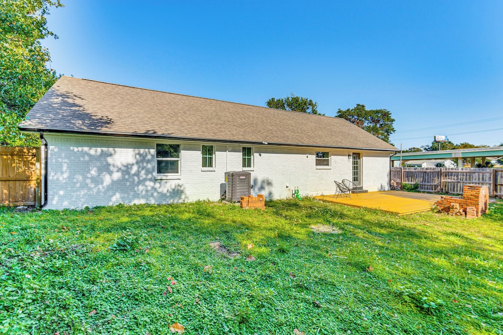 < 1 Mi to Downtown Pensacola: Quiet Home w/ Yard