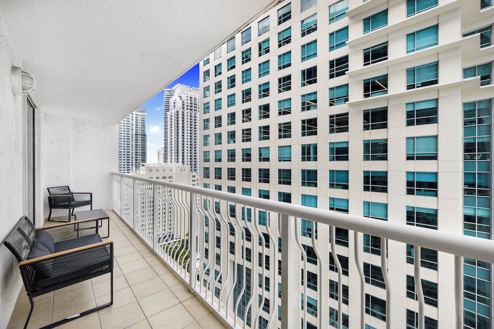 Sky High 31st Floor Condo W Parking