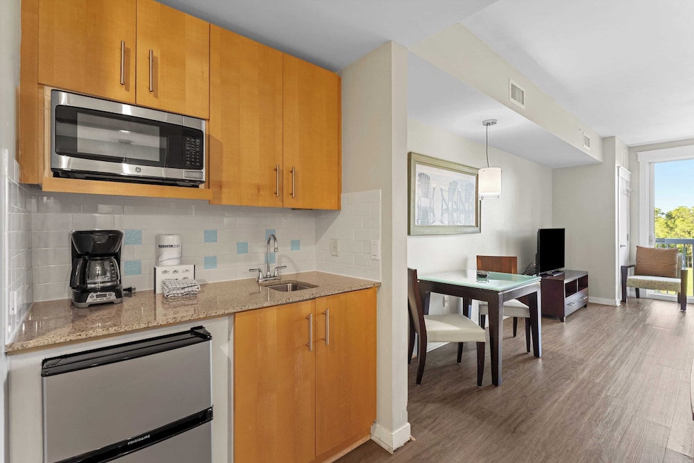 Serene Studio at Sandestin Pool, Hot Tub, Beach Shuttle, Walk to Baytowne