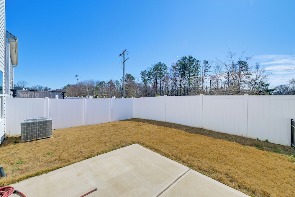 < 6 Mi to Uptown Charlotte: Bright Home w/ Yard