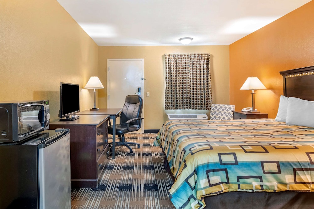 Econo Lodge - Property Image 1
