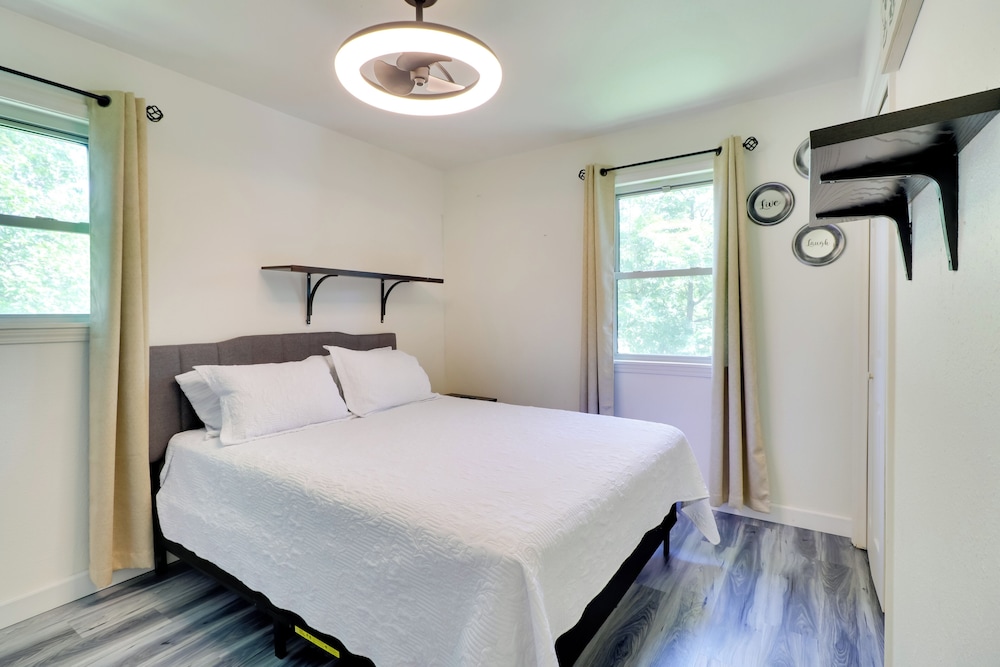 1 Mi to Dtwn + Fenced Yard: Georgetown Getaway!