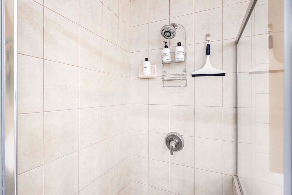 Spacious Corner Unit - Central AC - Vrkcv