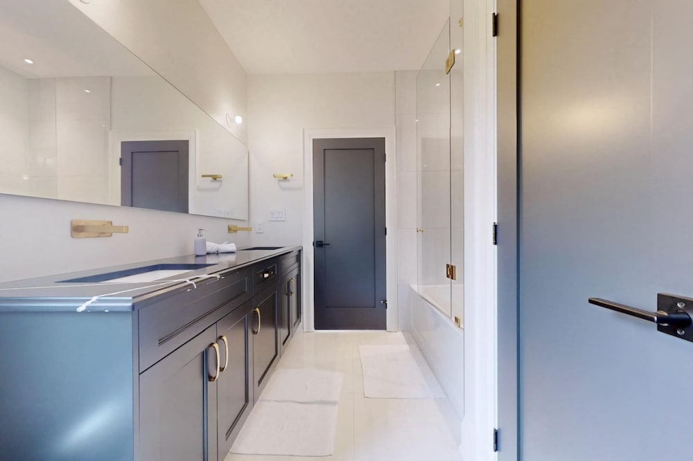 Lucky Mansion Luxury Villa in Fort Erie