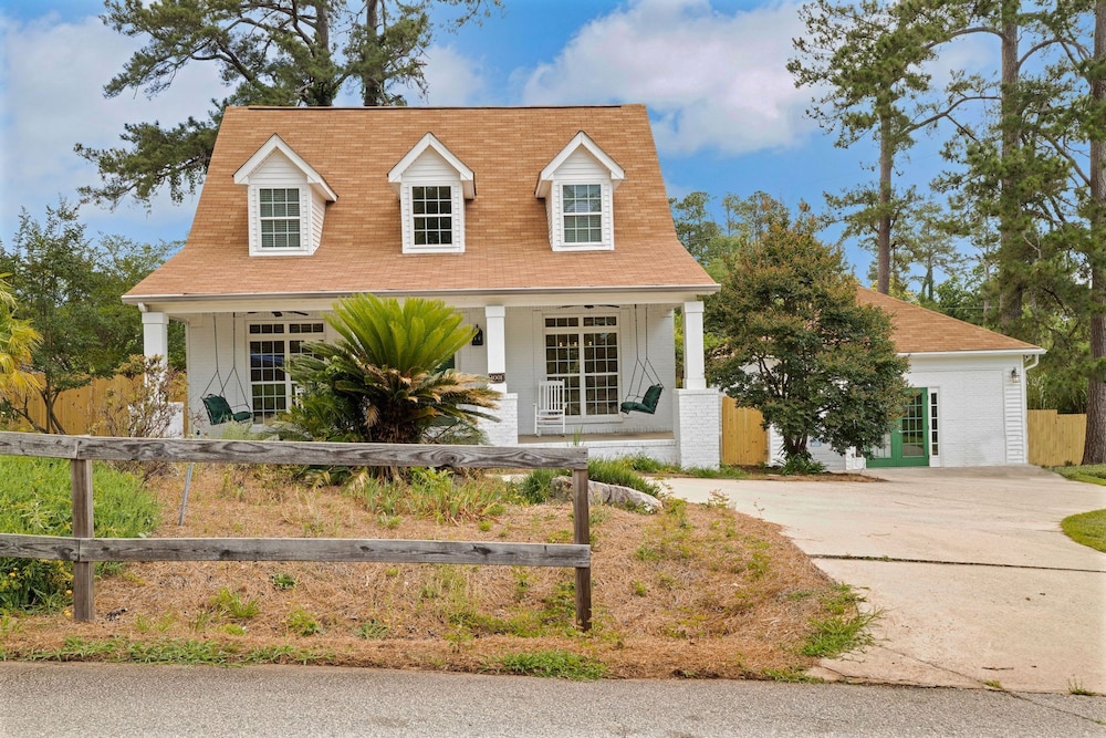 Augusta Getaway Near Masters Porch Swing Deck