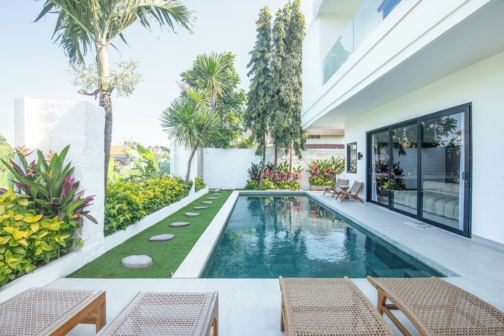 4 Bd Seminyak Retreat, Rice Fields 4 Mins to Beach