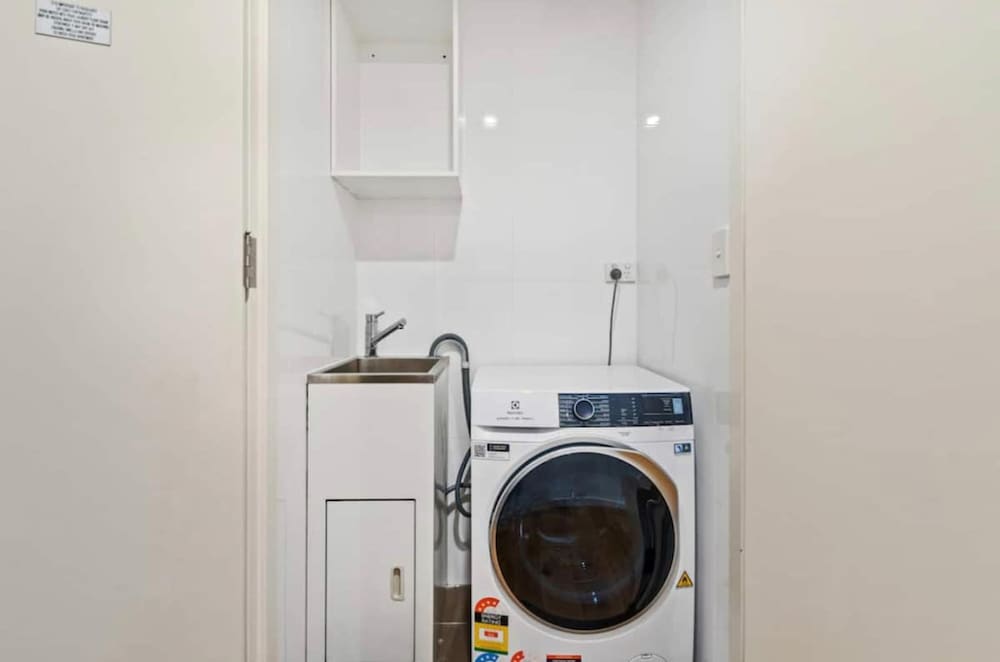 Central Stylish 1 Bedroom With Balcony and Air-con