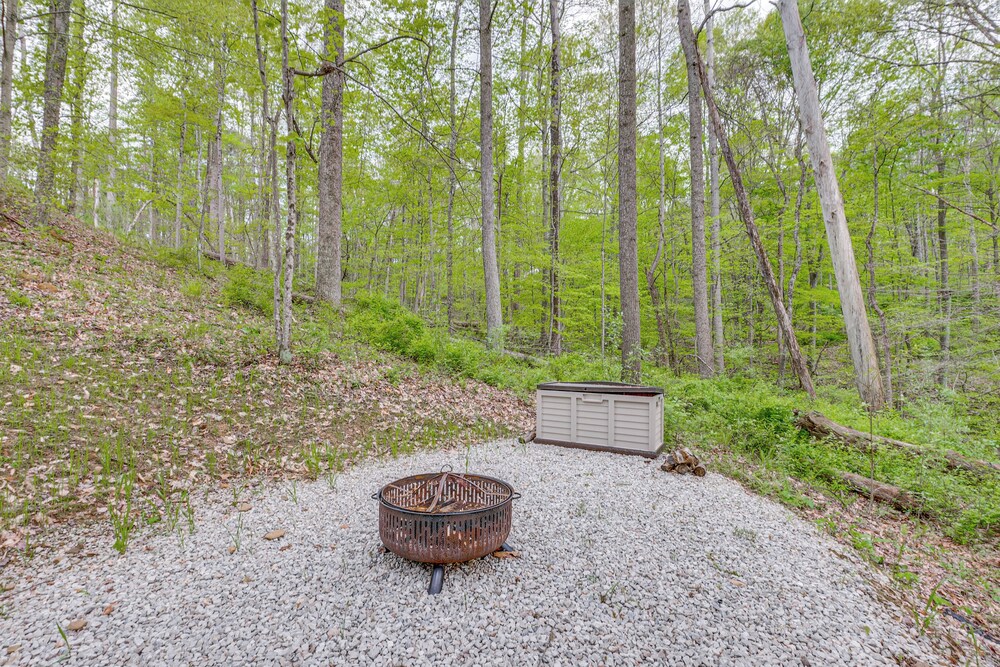 15 Mi to Hocking Hills: Secluded Cabin w/ Hot Tub