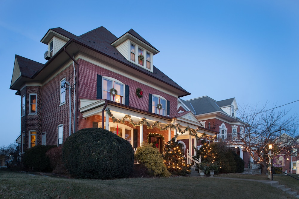 Hotel Harvest Moon Bed and Breakfast - Image 1