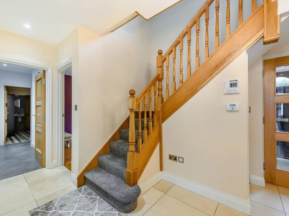 6 Bed House - Sleeps 11 - Pets - Garden - Parking
