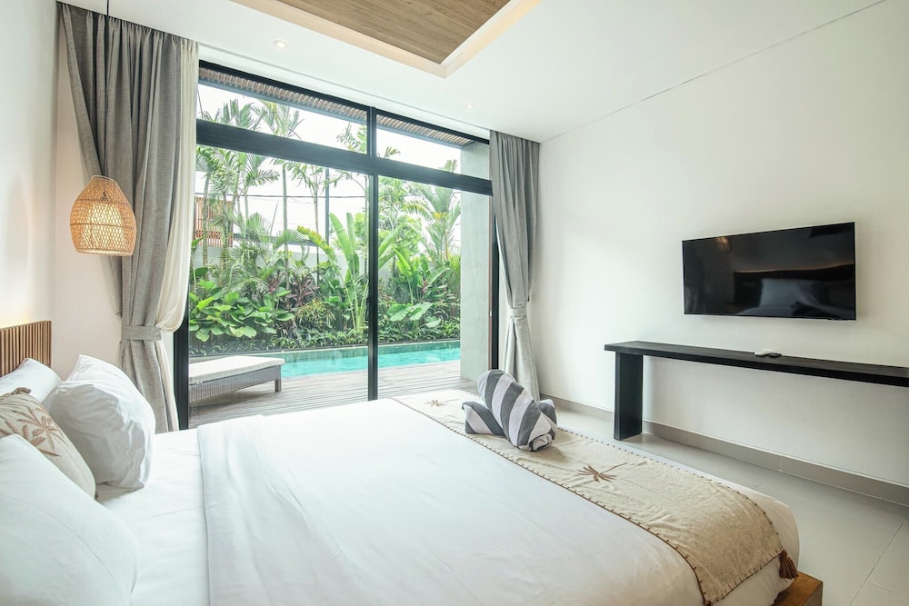 Luxury 5BR Retreat, 400m From Café Del Mar Shore