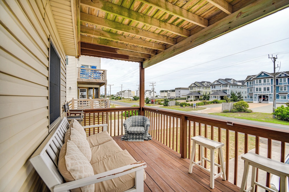 Walk to Beach + Restaurants: Outer Banks Retreat