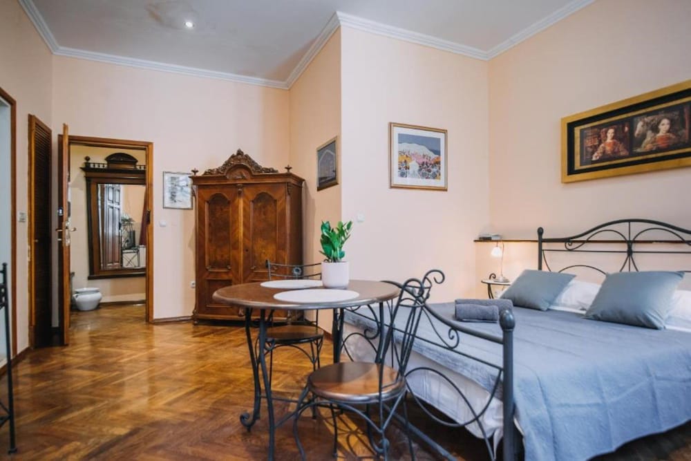 Amoret Apartments