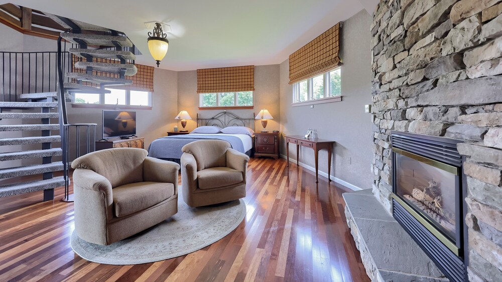 Twin Pine Manor Bed & Breakfast
