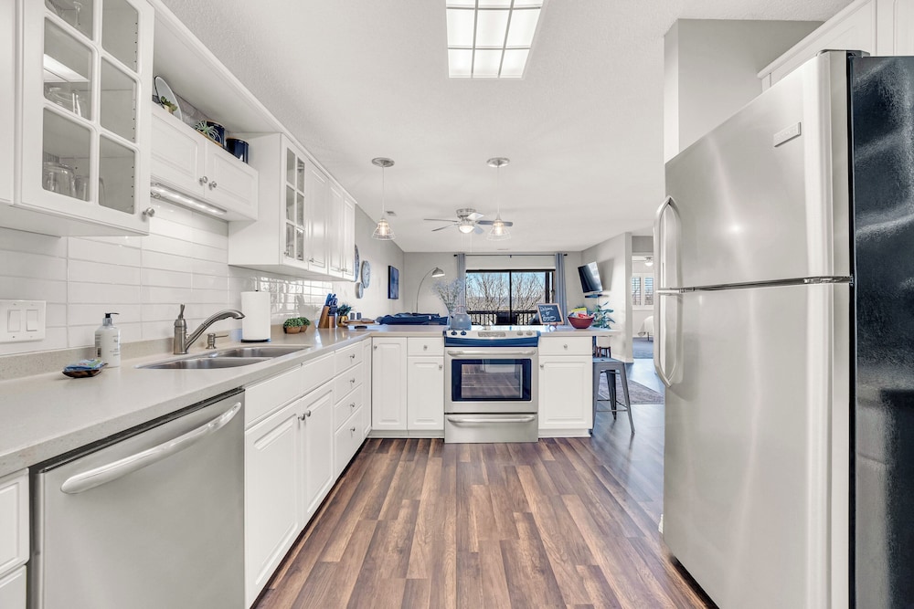 Bright Stylish Condo w/ Balcony