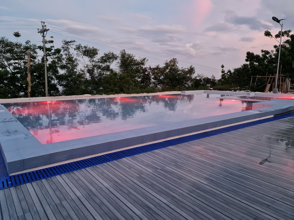 24/7 Lantawan Resort