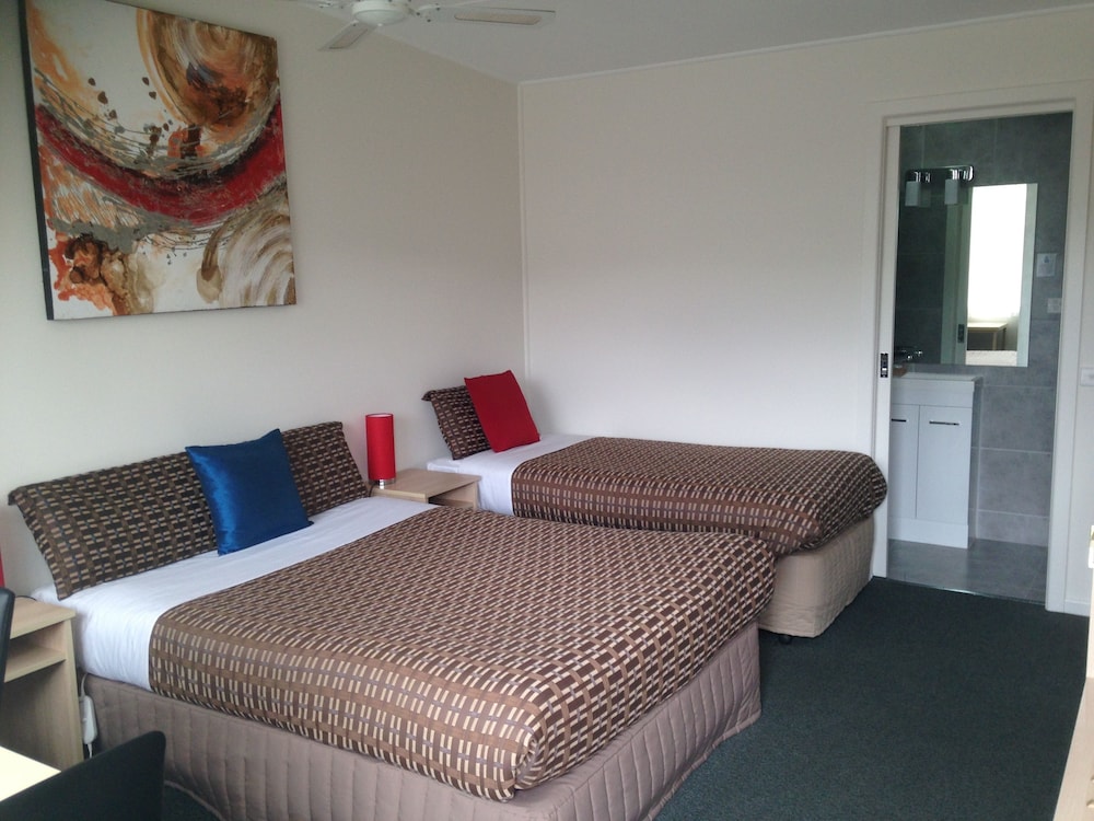 Beachcomber Motel And Apartments