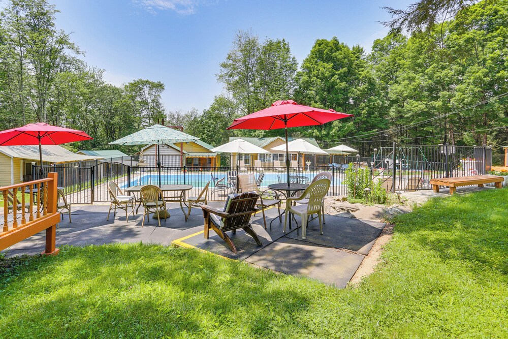 5 Mi to Monticello Raceway: Cabin w/ Pool Access!