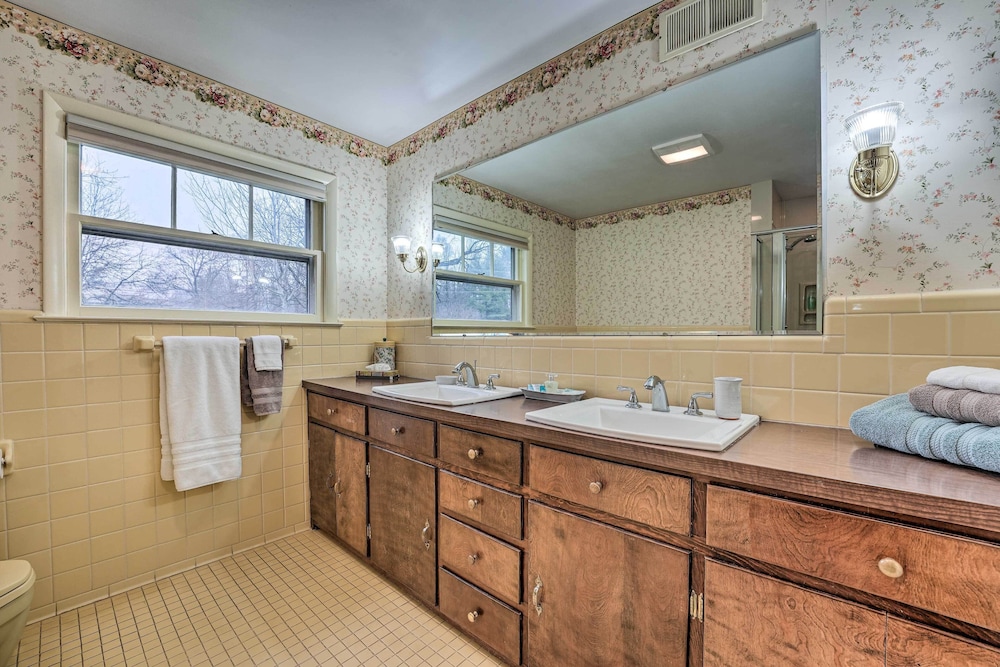 Cozy Hillsdale Home 1 Mi to Baw Beese Lake! - Property Image 10