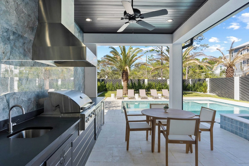 30A Salt & Solace Pool, Golf Cart, Hot Tub + Outdoor Kitchen