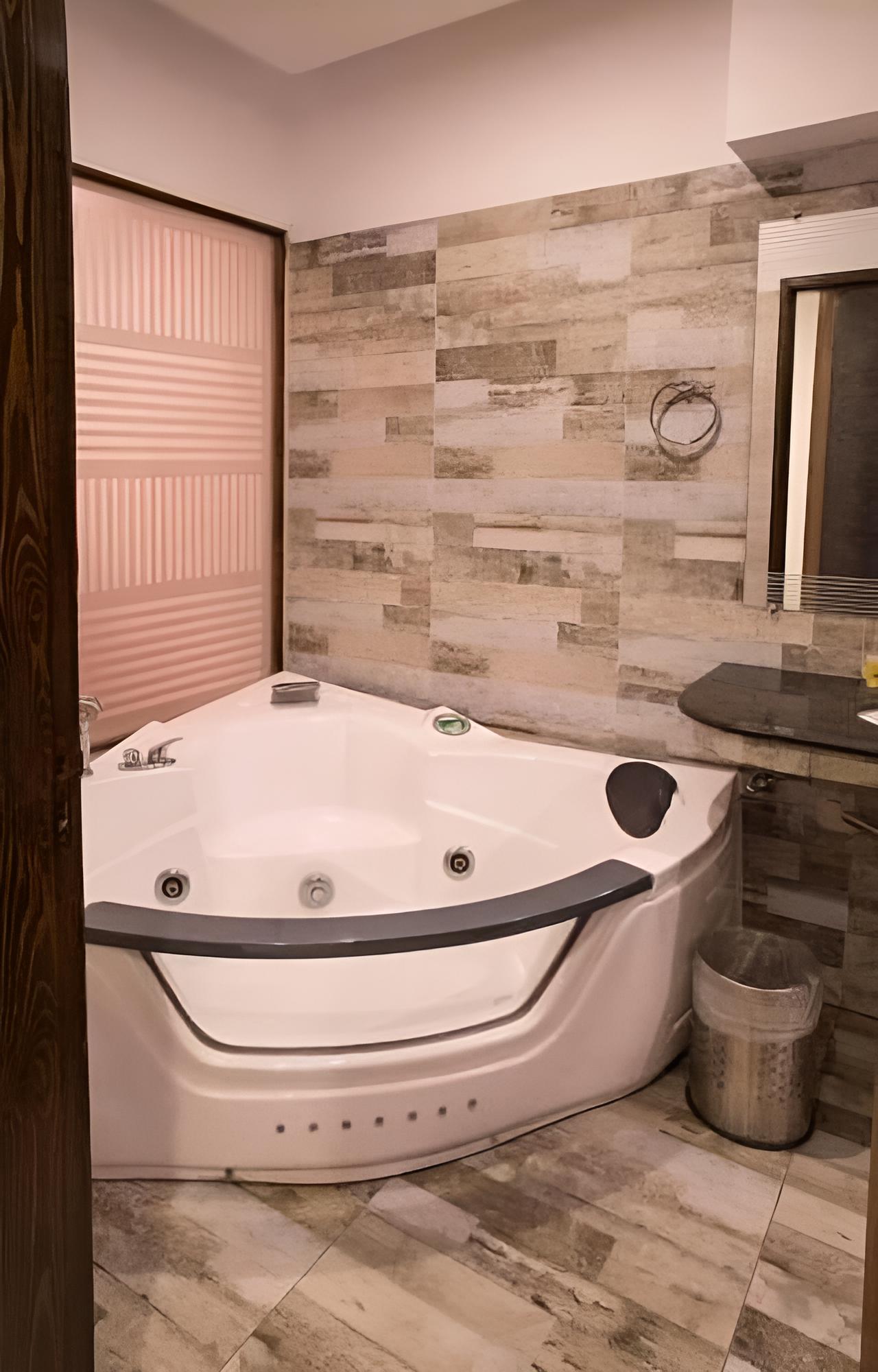 Maisonette Hotel & Resort - Lahore