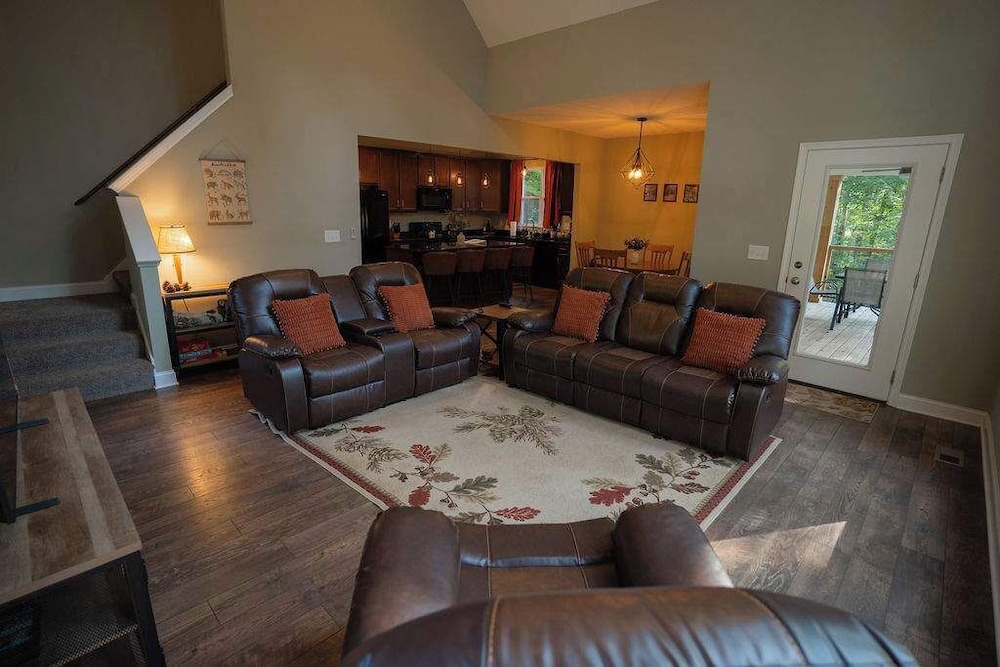 Modern 2 BD Cabin With hot tub & Games & Central Loc