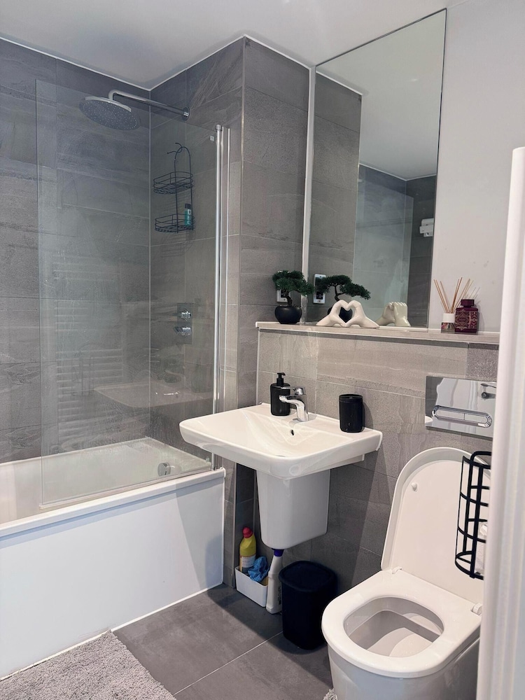 City Centre - 2-bed High Rise Apartment - Sleeps 4