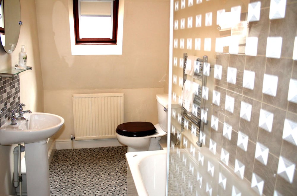 Stroud Vacations - Cotswolds Valleys Accommodation - Exclusive use character one bedroom family holiday apartment - Property Image 8