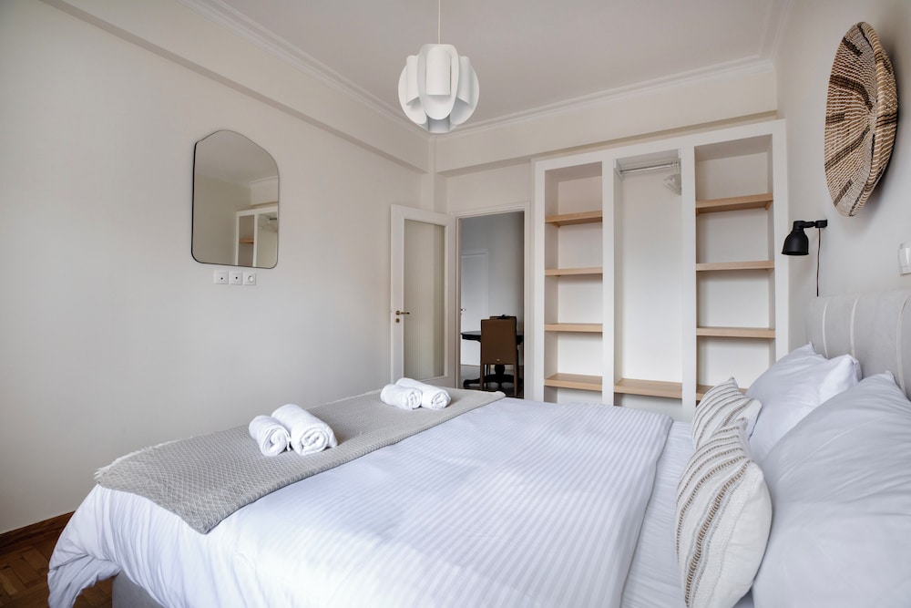 Attica - Captivating 2-Bedroom Apt & Balcony in Athens
